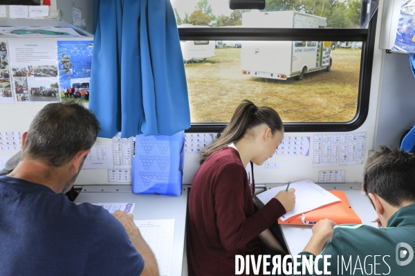 Camion école pour les enfants des familles des gens du voyage en Gironde