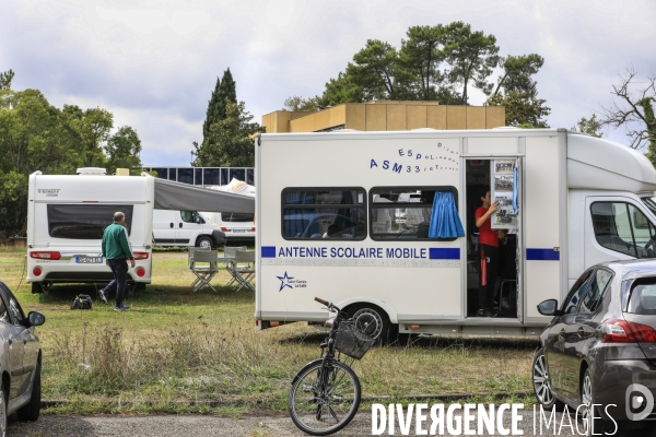 Camion école pour les enfants des familles des gens du voyage en Gironde