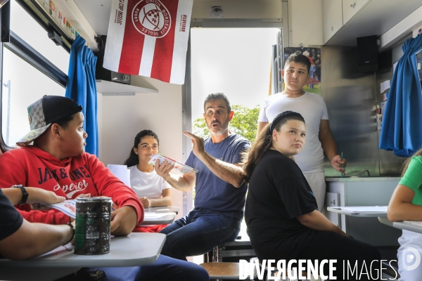 Camion école pour les enfants des familles des gens du voyage en Gironde