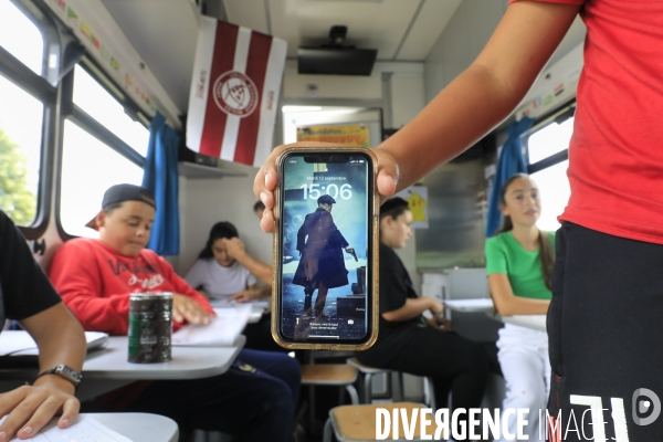 Camion école pour les enfants des familles des gens du voyage en Gironde