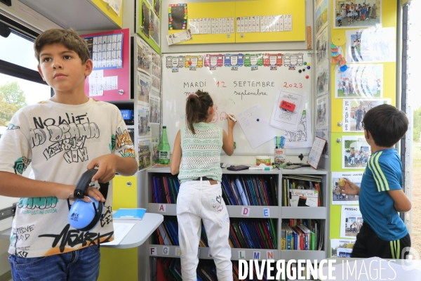 Camion école pour les enfants des familles des gens du voyage en Gironde