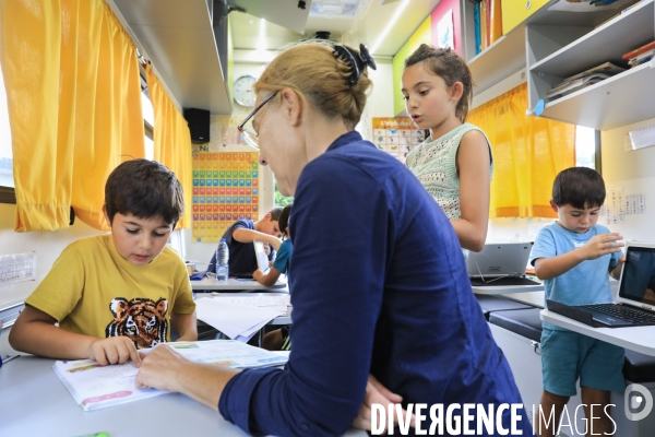 Camion école pour les enfants des familles des gens du voyage en Gironde