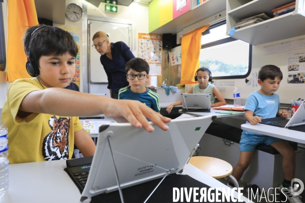 Camion école pour les enfants des familles des gens du voyage en Gironde