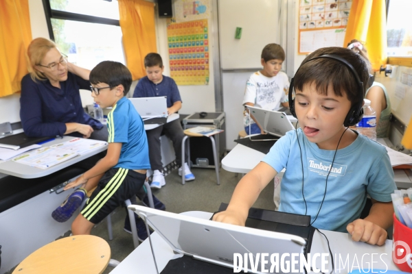 Camion école pour les enfants des familles des gens du voyage en Gironde
