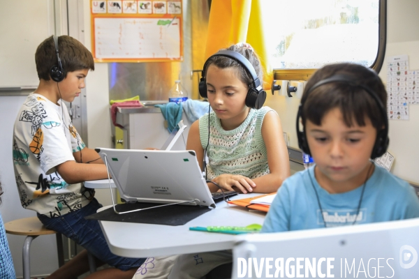 Camion école pour les enfants des familles des gens du voyage en Gironde
