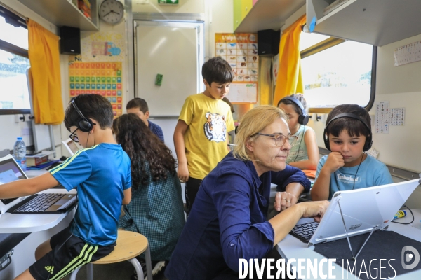 Camion école pour les enfants des familles des gens du voyage en Gironde