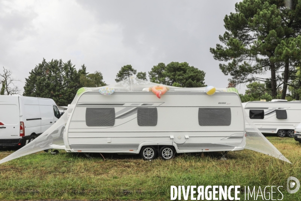 Caravanes avec des filets et des ballons gonflables pour se prémunir de la grêle