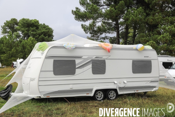 Caravanes avec des filets et des ballons gonflables pour se prémunir de la grêle