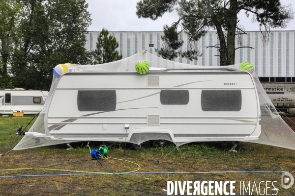 Caravanes avec des filets et des ballons gonflables pour se prémunir de la grêle