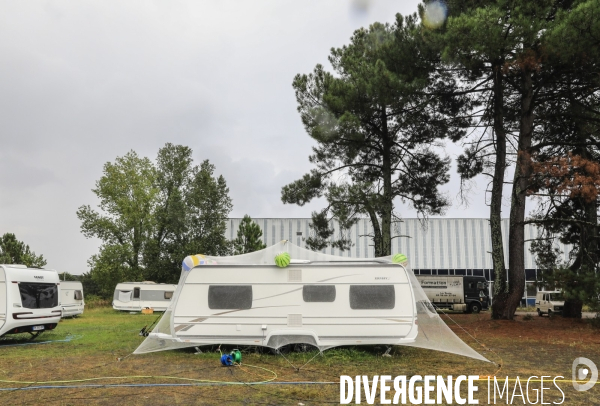 Caravanes avec des filets et des ballons gonflables pour se prémunir de la grêle