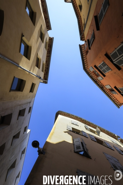 Ruelles étroites dans la ville de Grasse.