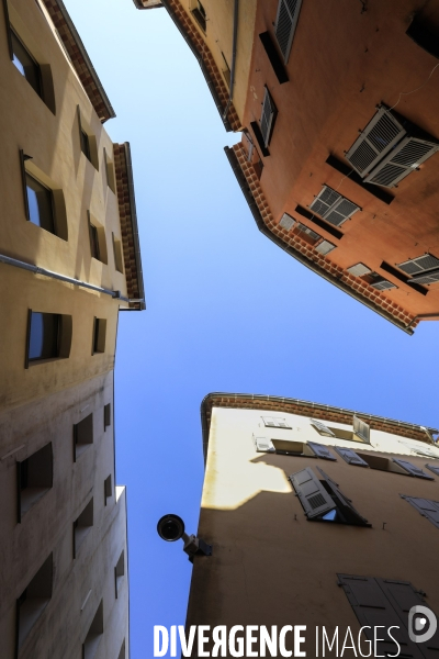 Ruelles étroites dans la ville de Grasse.