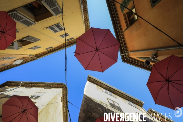 Ruelles étroites dans la ville de Grasse.