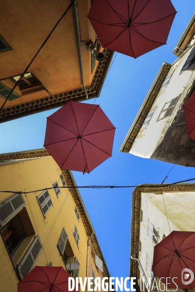 Ruelles étroites dans la ville de Grasse.