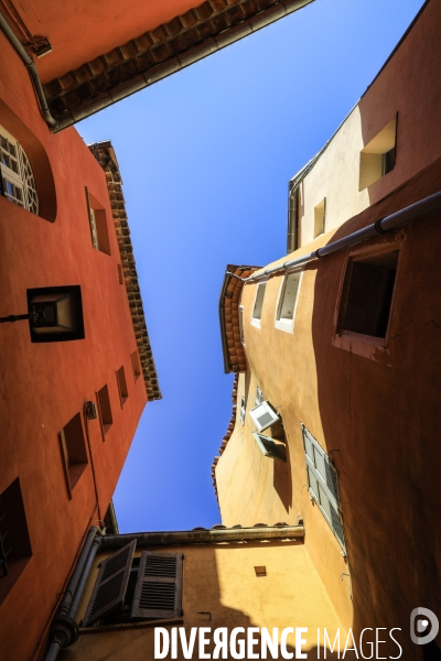 Ruelles étroites dans la ville de Grasse.