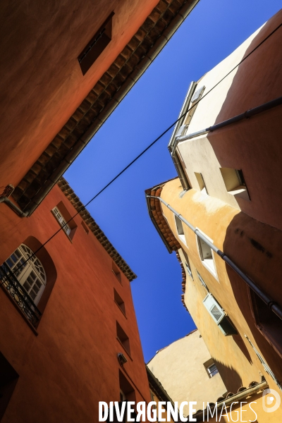 Ruelles étroites dans la ville de Grasse.