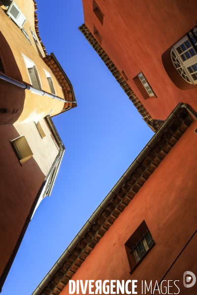 Ruelles étroites dans la ville de Grasse.