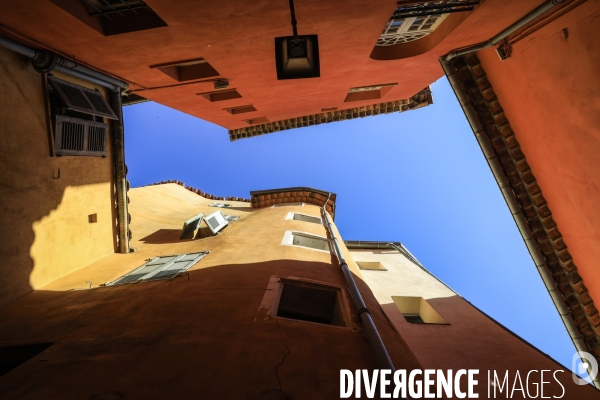 Ruelles étroites dans la ville de Grasse.