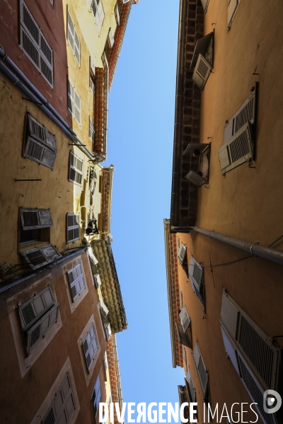 Ruelles étroites dans la ville de Grasse.