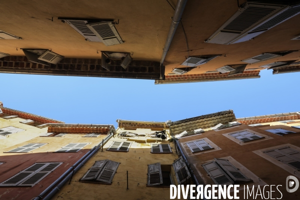 Ruelles étroites dans la ville de Grasse.