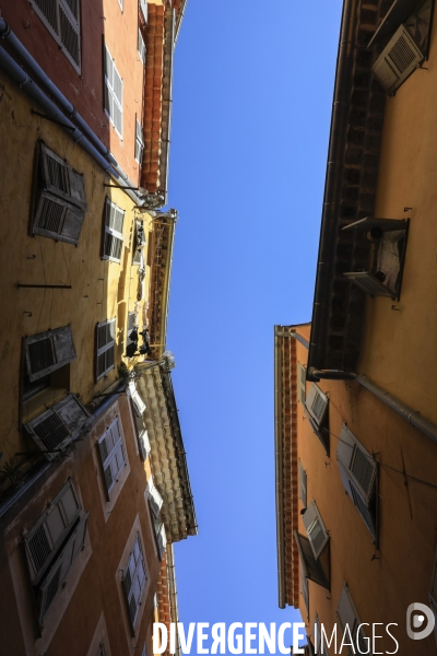 Ruelles étroites dans la ville de Grasse.