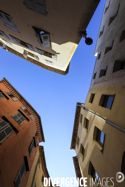Ruelles étroites dans la ville de Grasse.