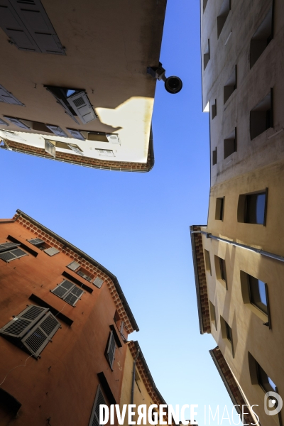 Ruelles étroites dans la ville de Grasse.