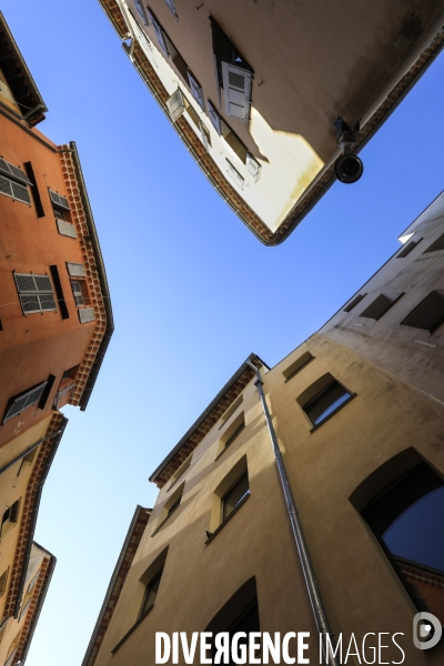 Ruelles étroites dans la ville de Grasse.