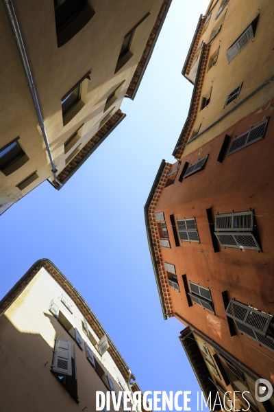 Ruelles étroites dans la ville de Grasse.