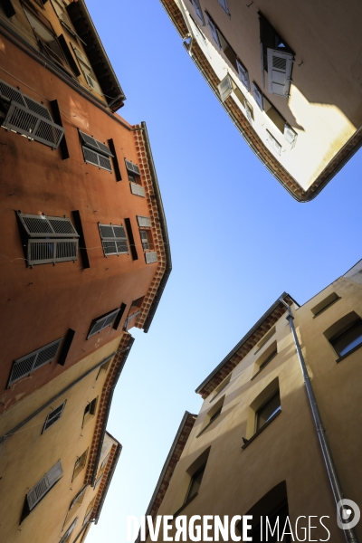 Ruelles étroites dans la ville de Grasse.