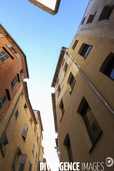 Ruelles étroites dans la ville de Grasse.