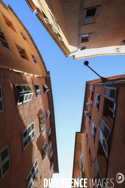 Ruelles étroites dans la ville de Grasse.