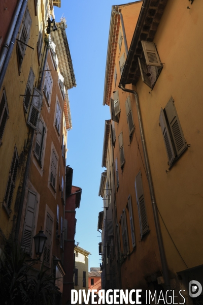 Ruelles étroites dans la ville de Grasse.