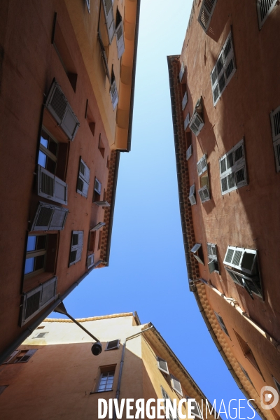 Ruelles étroites dans la ville de Grasse.
