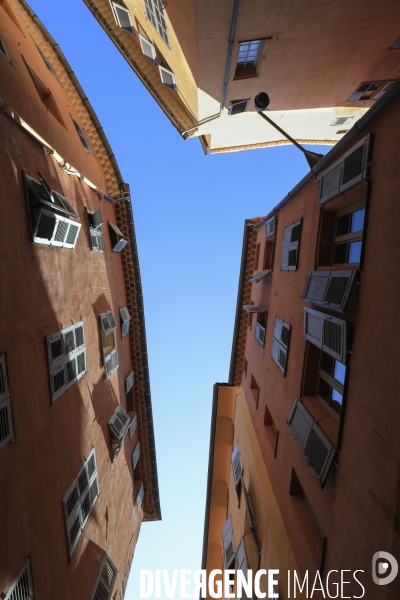 Ruelles étroites dans la ville de Grasse.