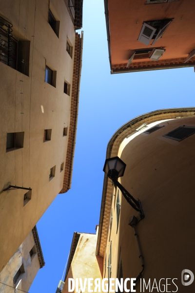 Ruelles étroites dans la ville de Grasse.