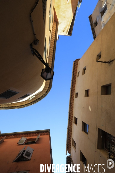 Ruelles étroites dans la ville de Grasse.