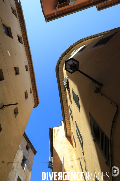 Ruelles étroites dans la ville de Grasse.