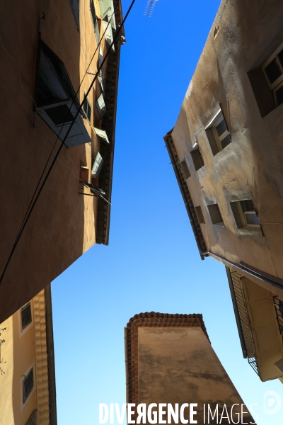 Ruelles étroites dans la ville de Grasse.