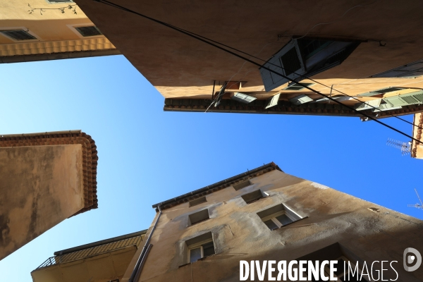Ruelles étroites dans la ville de Grasse.