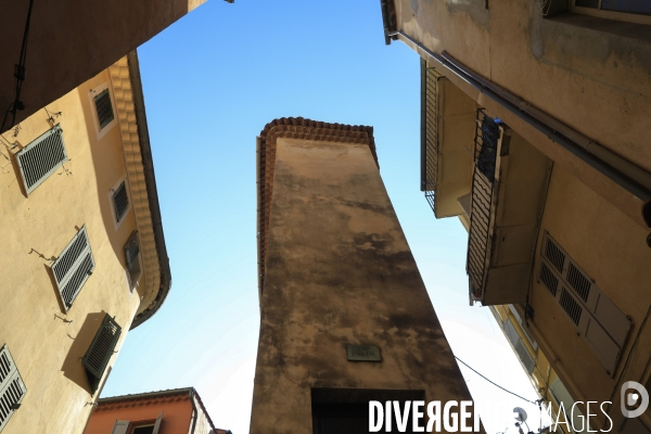 Ruelles étroites dans la ville de Grasse.