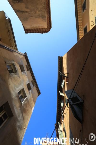 Ruelles étroites dans la ville de Grasse.