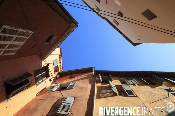 Ruelles étroites dans la ville de Grasse.