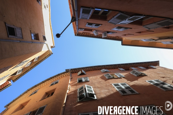 Ruelles étroites dans la ville de Grasse.