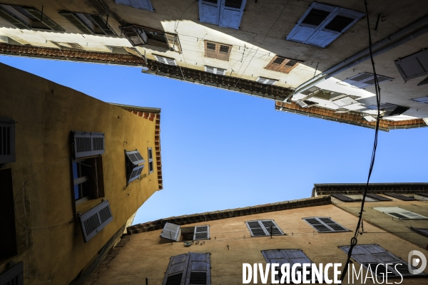 Ruelles étroites dans la ville de Grasse.