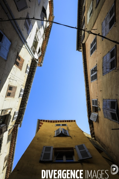 Ruelles étroites dans la ville de Grasse.