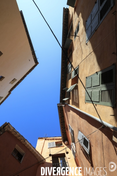 Ruelles étroites dans la ville de Grasse.