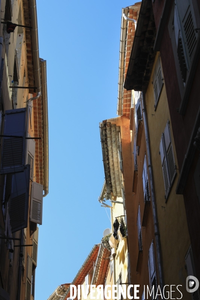 Ruelles étroites dans la ville de Grasse.