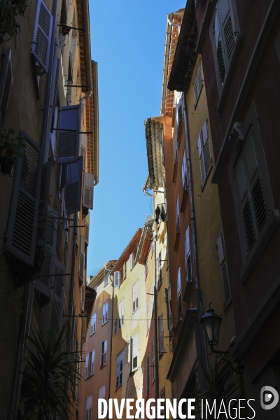 Ruelles étroites dans la ville de Grasse.