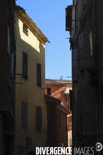 Ruelles étroites dans la ville de Grasse.